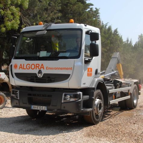 camion qui vide des déchets - Algora environnement