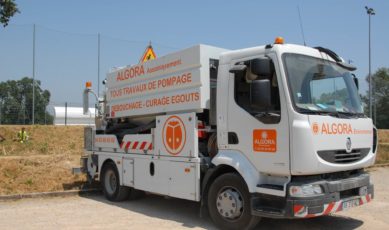 Ancien camion d'assainissement réalisant le pompage, débouchage et curage de fosses septiques et des réseaux réalisé par Algora environnement dans les Alpes-Maritimes dans le Sud de la France