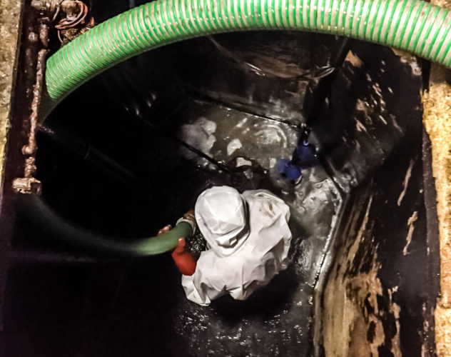 Intervention d'une équipe de professionnels Algora Environnement pour l'entretien d'une pompe de relevage.