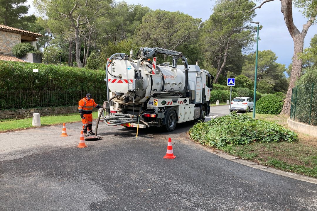 Maintenance d'une pompe de relevage des eaux chargées par un professionnel Algora Environnement.