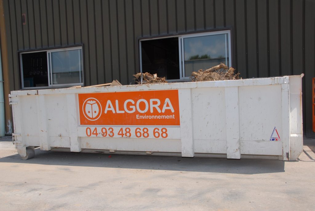 Vue de face d’une benne à déchet Algora Environnement