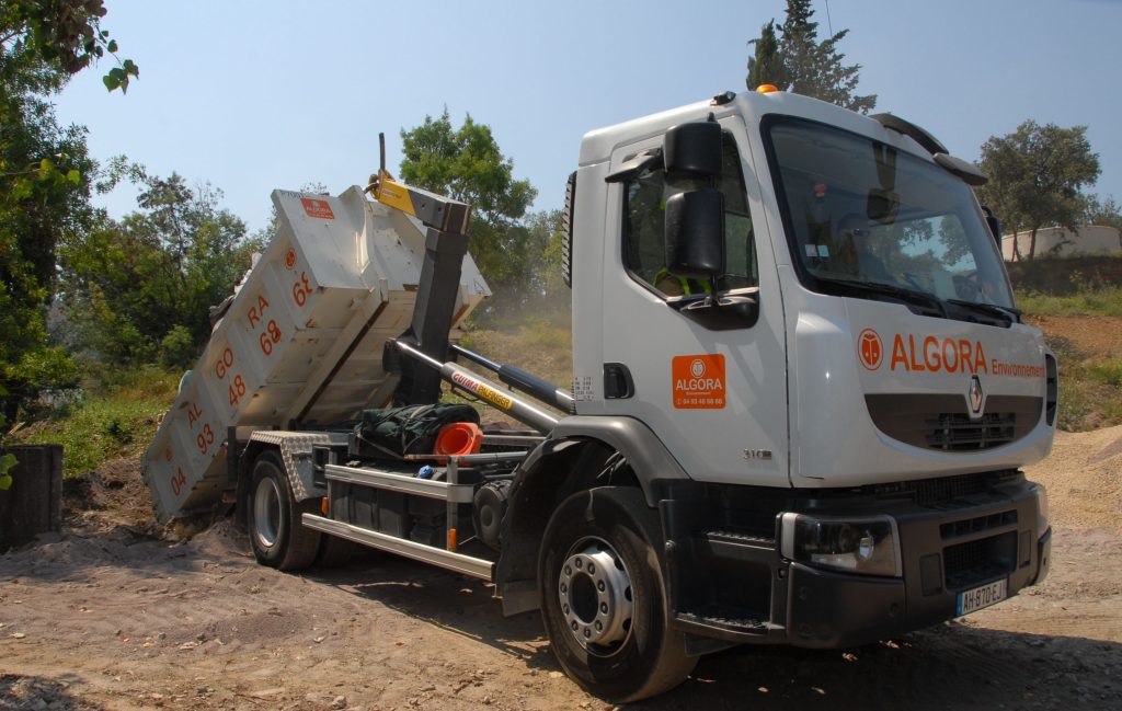 Vue de profil d’un camion à bennes gestion des déchets d’Algora Environnement
