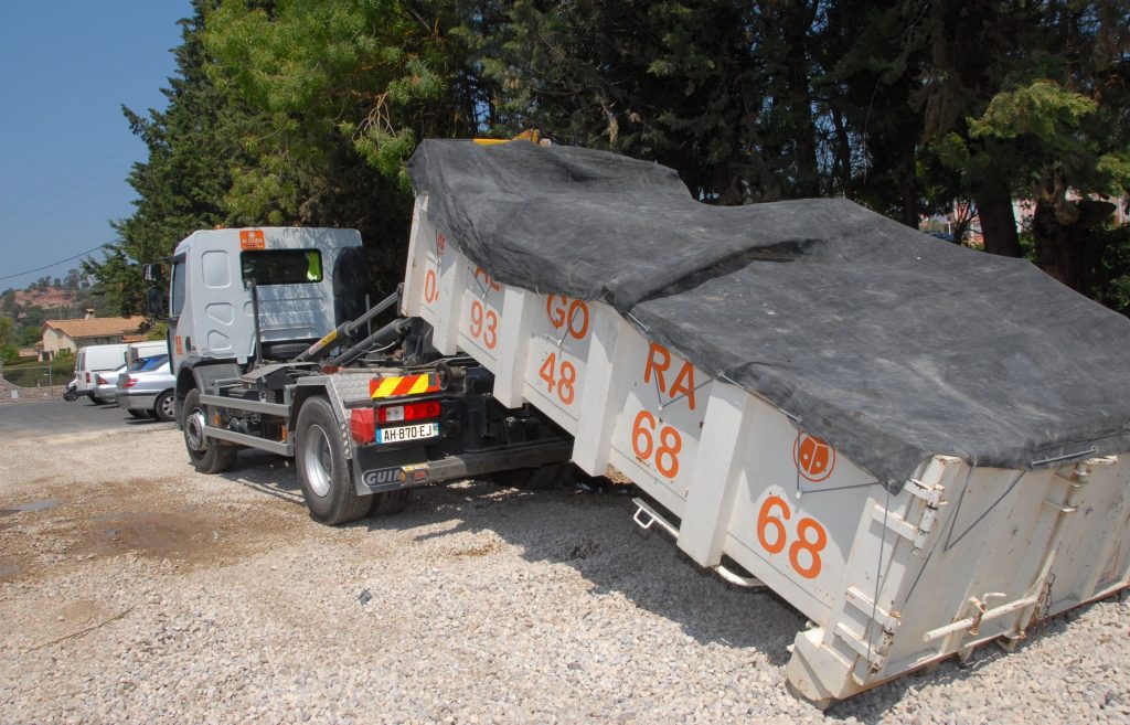 Camion à bennes d’Algora Environnement recouvert pour protéger les déchets dangereux et non dangereux
