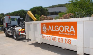 Vue de profil d’un camion à bennes Algora Environnement