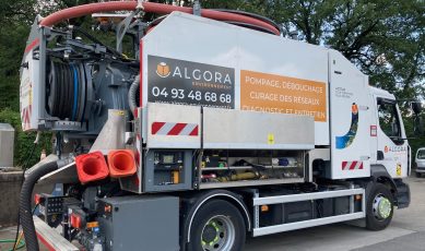 Camion d'assainissement Algora Environnement, entreprise engagée pour l'environnement et la sécurité au travail.