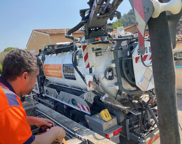 Camion d'assainissement Algora Environnement en action.