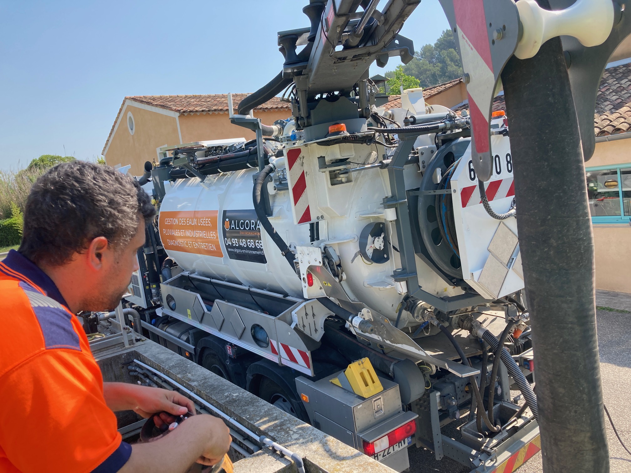 Camion d'assainissement Algora Environnement en action.