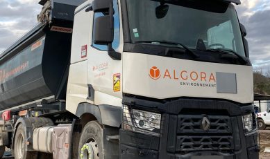 Camion benne de gestion des déchets de chez Algora Environnement.