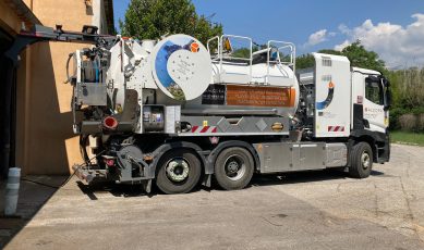 Camion d’assainissement Algora Environnement, entreprise engagée pour l’environnement dans les Alpes-Maritimes.