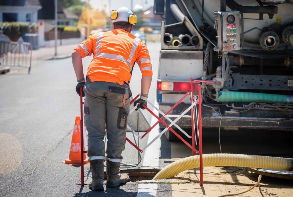 Camion d’ntervention d’ Algora Environnement, spécialiste en assainissement.
